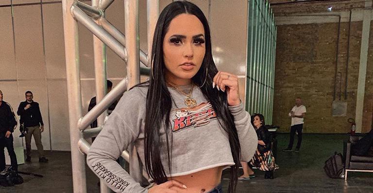 Perlla surge em foto ousada e recebe elogio de Gracyanne Barbosa: ”Gata”