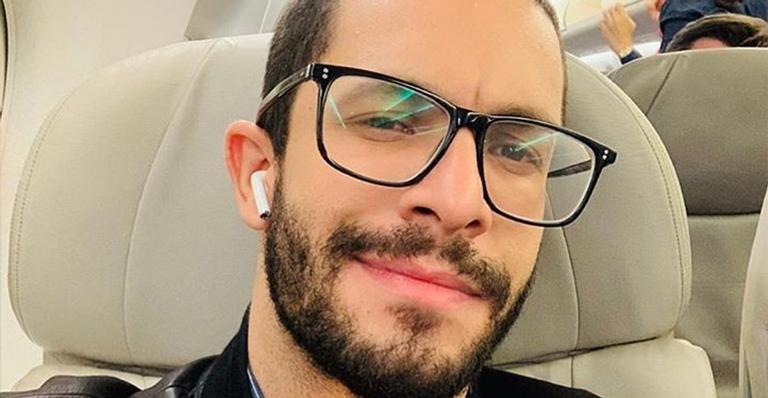 Rainer Cadete surge nu em foto para celebrar marco na internet