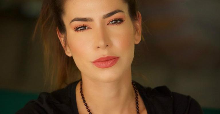 Adriana Sant’Anna faz tatuagem no pescoço para homenagear a filha