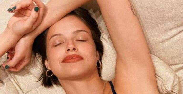 Após fim da novela, Agatha Moreira mostra beleza natural em clique de lingerie transparente