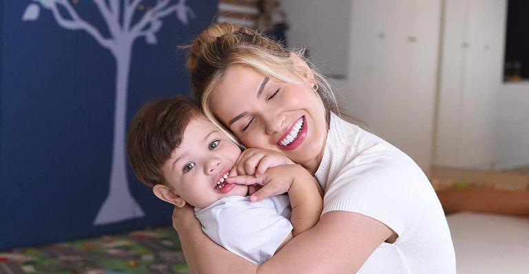 Andressa Suita recorda clique de infância e semelhança com o filho mais velho impressiona