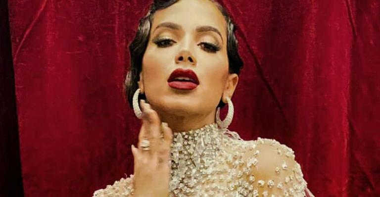Anitta posa com body transparente cravejado de cristais e recebe elogios: ”A cara da riqueza”