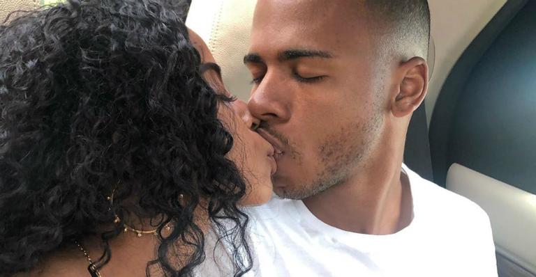 Após deixar prisão, DJ Rennan da Penha agradece apoio da namorada: ”Lealdade”