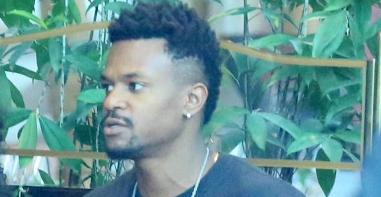 David Junior passeia com a namorada e troca carinhos em shopping no Rio de Janeiro