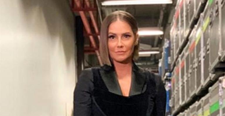 Deborah Secco ostenta bumbum poderoso em foto de biquíni