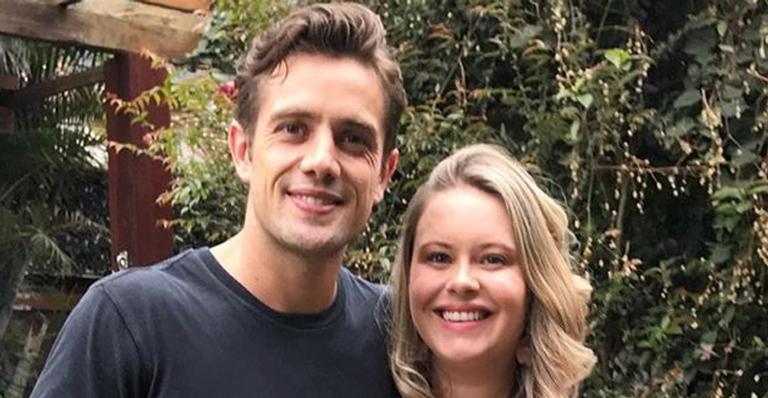 Fofura! Esposa de Rafael Cardoso surge amamentando filho e abre o jogo sobre maternidade