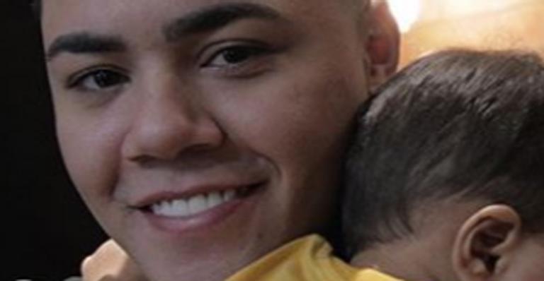 Felipe Araújo leva o filho para cortar o cabelo pela primeira vez: ”Ficou lindo”