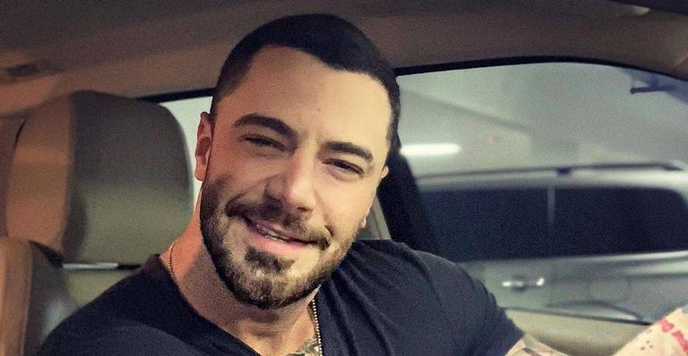 Felipe Titto dá salto mortal nas dunas e seguidores brincam: ‘Gosta de uma estripulia, cuidado com as pernas’