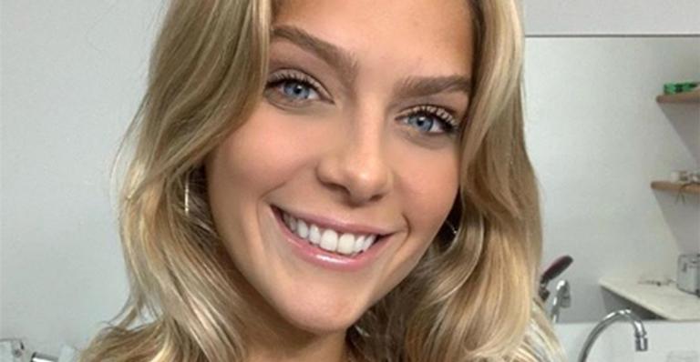 Isabella Santoni exibe corpão ao surgir com biquíni mínimo