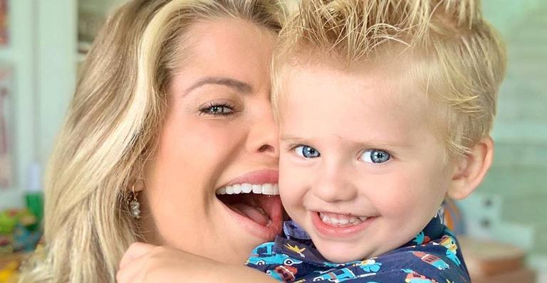 Karina Bacchi mostra a alegria do filho, Enrico ao posar ao lado do Papai Noel