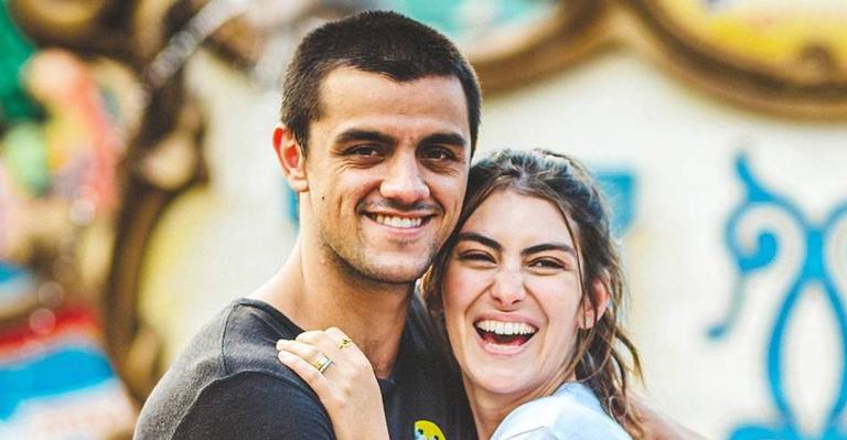 Mariana Uhlmann e o marido, Felipe Simas encantam a web ao posar com a família reunida