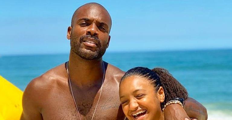 Que calor! Rafael Zulu posa com a filha e quase mostra demais: ”Pra que essa sunga tão baixa”