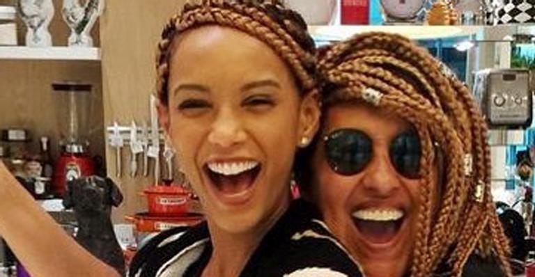 Taís Araújo comemora parceria com Regina Casé: ”Que sorte a minha”