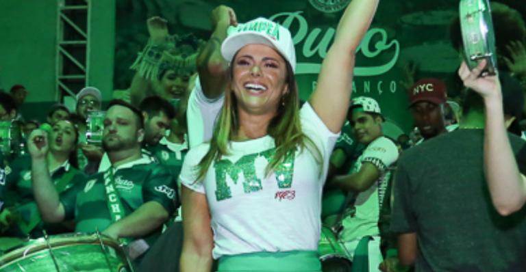 Aos 44 anos, Viviane Araujo aposta em shortinho curto e cai no samba na Mancha Verde