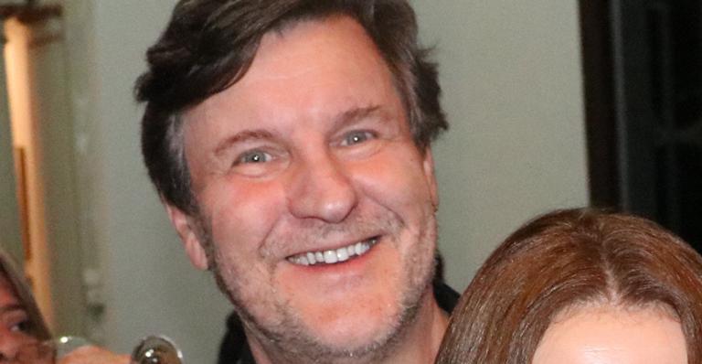 Antonio Calloni surge feliz e sorridente em rara aparição com a esposa