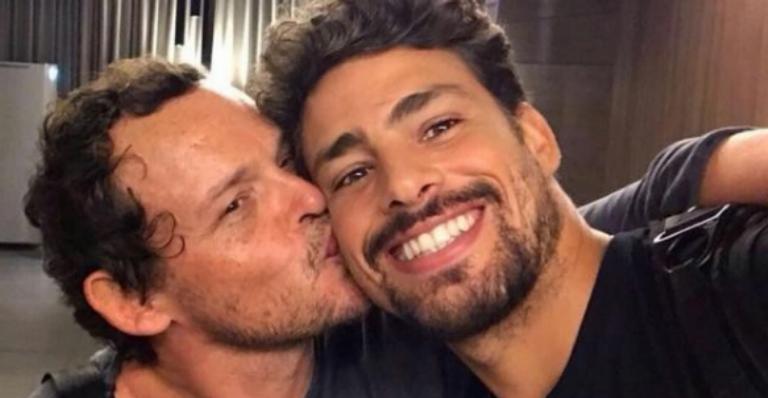 Cauã Reymond elogia Matheus Nachtergaele por cena de sexo gay: ”Tem pegada”
