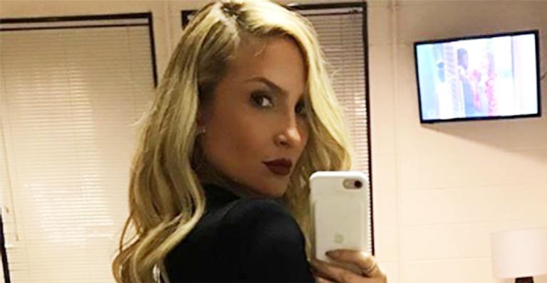 Claudia Leitte surge magérrima em look colado e abusa da transparência