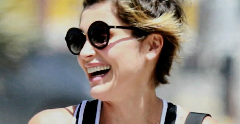 Flávia Alessandra leva filha de nove anos para malhar e exibe pernões de shortinho