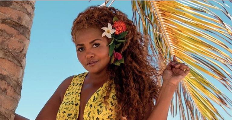 Gaby Amarantos exibe corpão usando saia com fenda e top em clima praiano