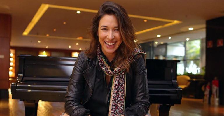 Grávida, Giselle Itié exibe barrigão de seis meses em foto em seu closet