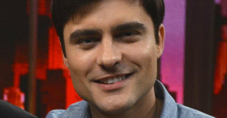 Guilherme Leicam revela que versão ”mais quente” de beijo gay foi cortada em ‘A Dona do Pedaço’