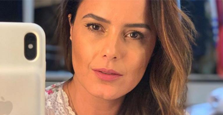 Luciele Di Camargo se declara e alfineta Denílson em nova foto
