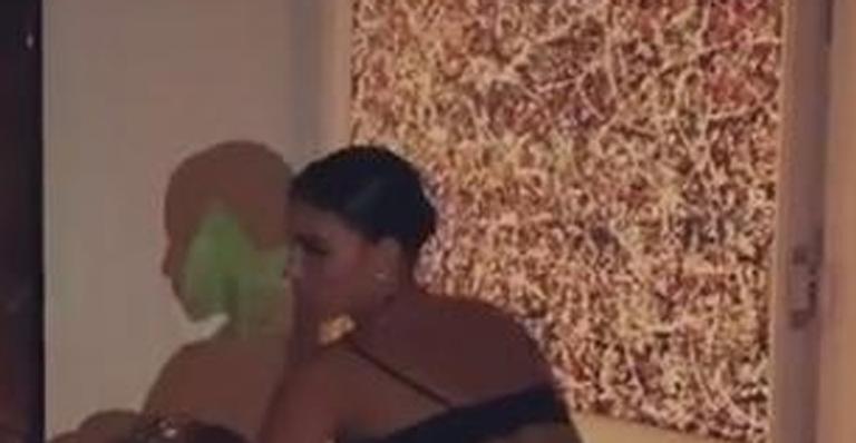 Mariana Rios se empolga e dança com look sexy em festa em sua mansão