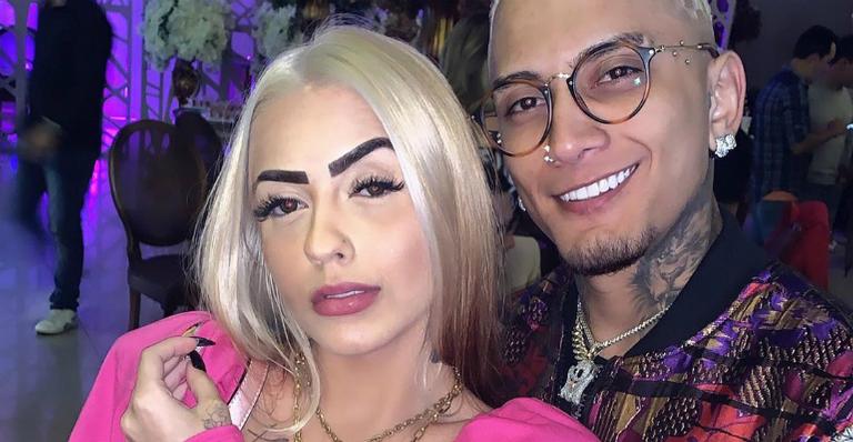 Só de lingerie, MC Mirella e namorado exibem tatuagens em clique sensual