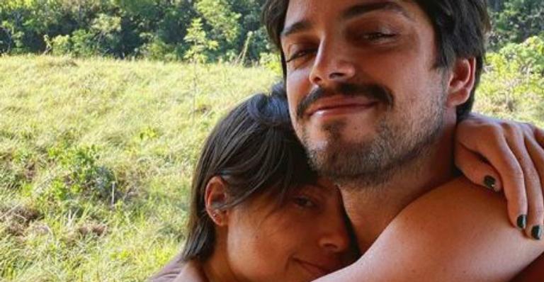 Apaixonados, Rodrigo Simas e Agatha Moreira trocam beijos ousados em dia de cachoeira