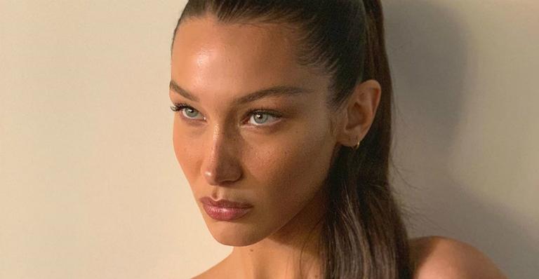 Bella Hadid surge de maiô cavado e ostenta corpo escultural
