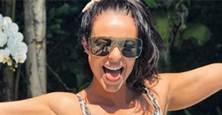 De férias das telinhas, Paolla Oliveira ostenta bumbum gigante em clique de biquíni