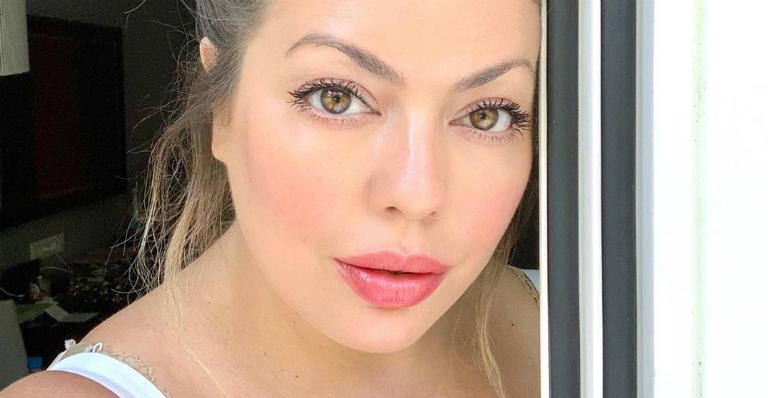 Fluvia Lacerda aparece só de maiô e exibe curvas plus size