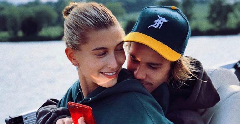 Hailey Baldwin dá presente milionário a Justin Bieber