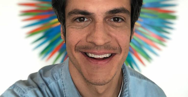 Mateus Solano conta que já caiu pelado no palco durante uma peça infantil