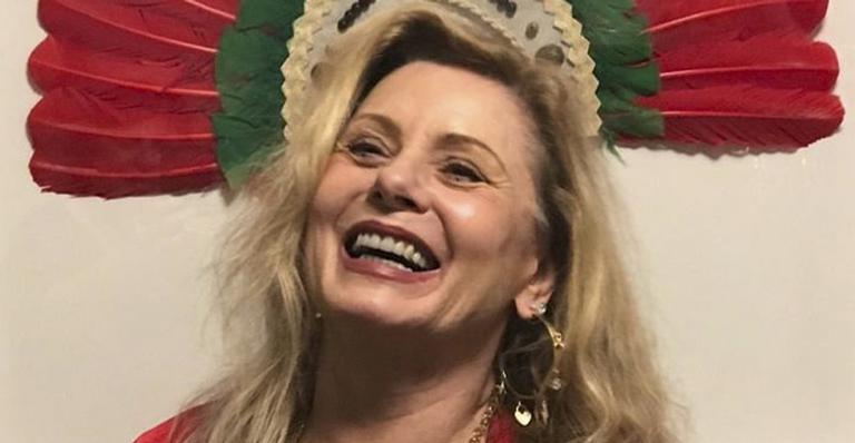 Vera Fischer surpreende seguidores e surge bem diferente com os cabelos bem escuros