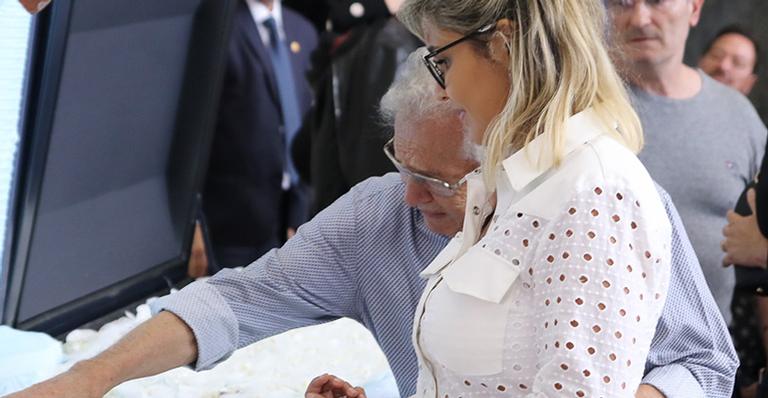 Carlos Alberto de Nóbrega é amparado pela esposa no velório de Gugu Liberato