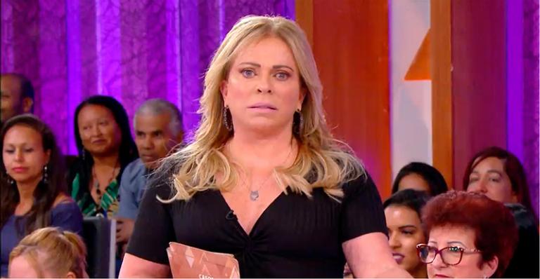 Christina Rocha faz oração coletiva em homenagem a Gugu Liberato no ‘Casos de Família’