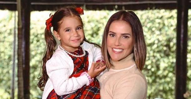 Deborah Secco se despede da filha para gravar e desabafa: ‘Coração fica como?’
