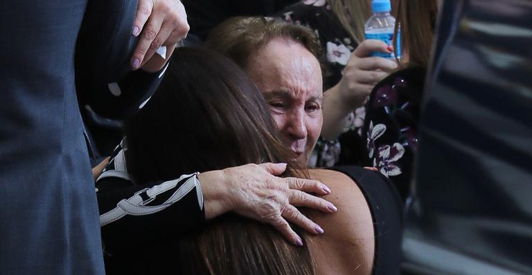 Emocionada, mãe de Gugu Liberato abraça Mara Maravilha em velório