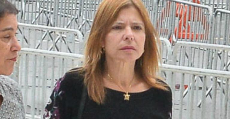 Companheira de Gugu Liberato é amparada para subir rampa até velório do apresentador