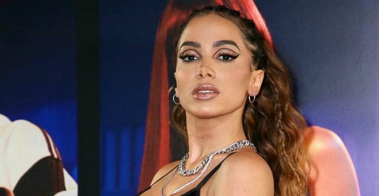 Fã de Anitta homenageia a cantora com tatuagem inusitada: ”Amei”