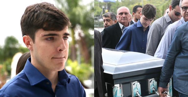 Filho de Gugu Liberato aparece abatido enquanto carrega caixão do pai no velório