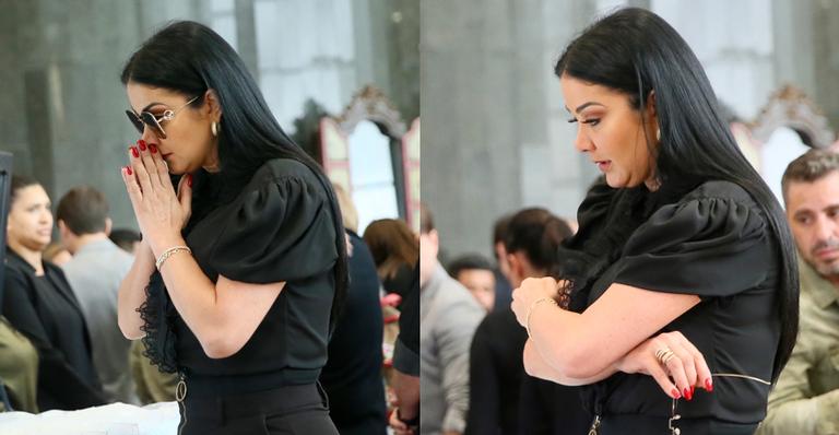 Emocionada, Helen Ganzarolli fica em silêncio diante do corpo de Gugu Liberato