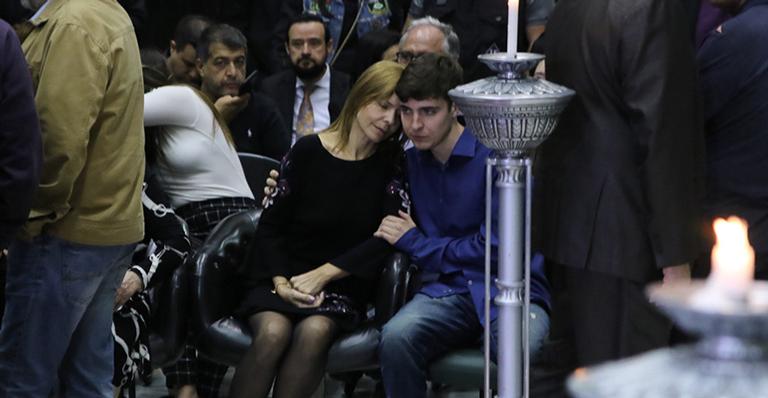 Filho de Gugu Liberato, João Augusto, conforta a mãe, Rose Miriam, no velório do pai