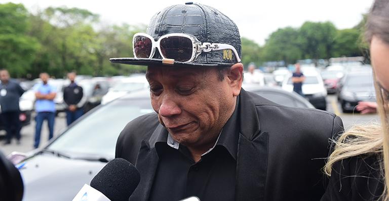 Liminha surge muito emocionado no último adeus para Gugu Liberato
