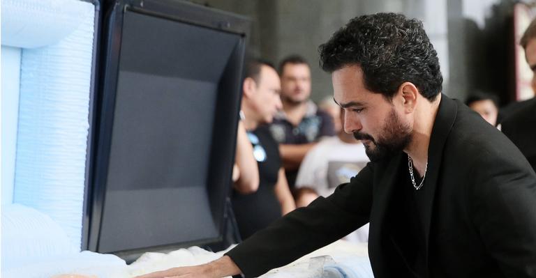 Luciano Camargo se emociona em velório de Gugu Liberato
