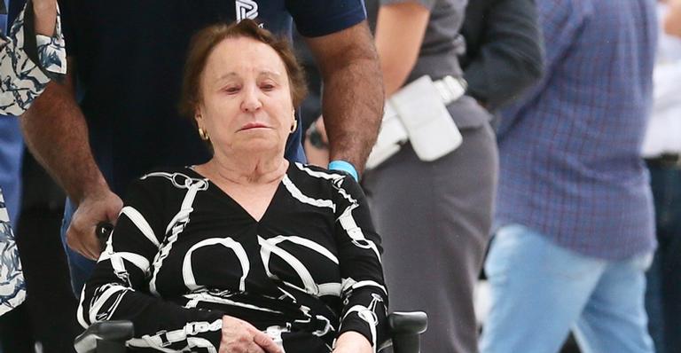 Mãe de Gugu Liberato enterra o filho exatamente 10 anos após o marido: ”Inconsolável”