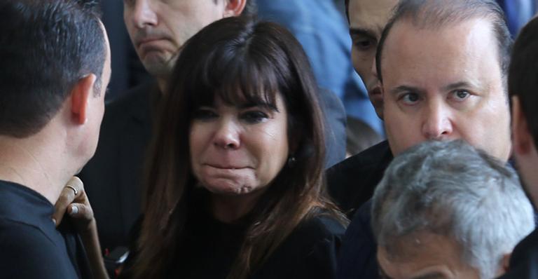 Mara Maravilha é consolada pelo namorado no velório de Gugu Liberato