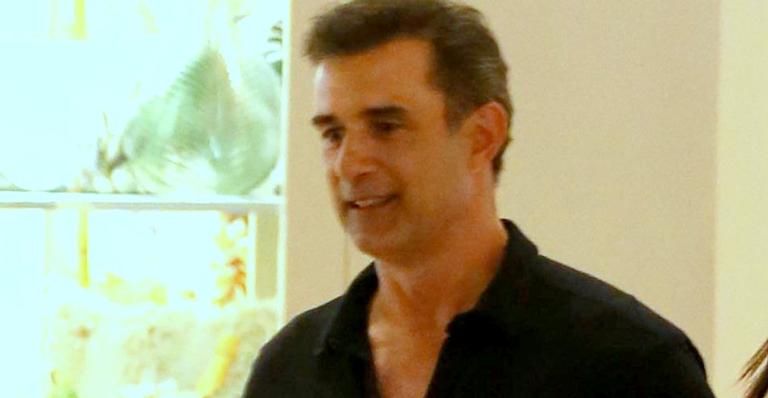 Beleza da namorada de Marcos Pasquim chama a atenção em passeio casual no shopping