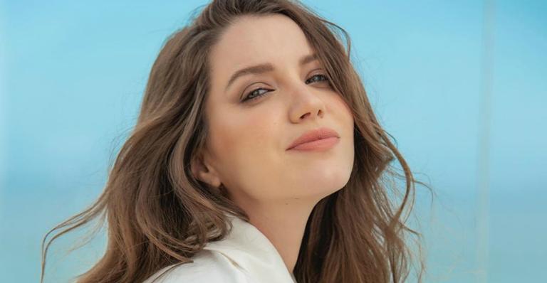 Nathalia Dill aparece só de calcinha e surpreende ao exibir bumbum firme